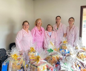 La Red de Mujeres Contra el Cáncer de Irati entrega cestas navideñas a pacientes