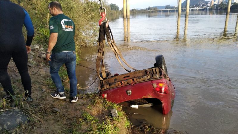 Carro Com Quatro Pessoas Encontrado Submerso No Rio Igua U Em Uni O