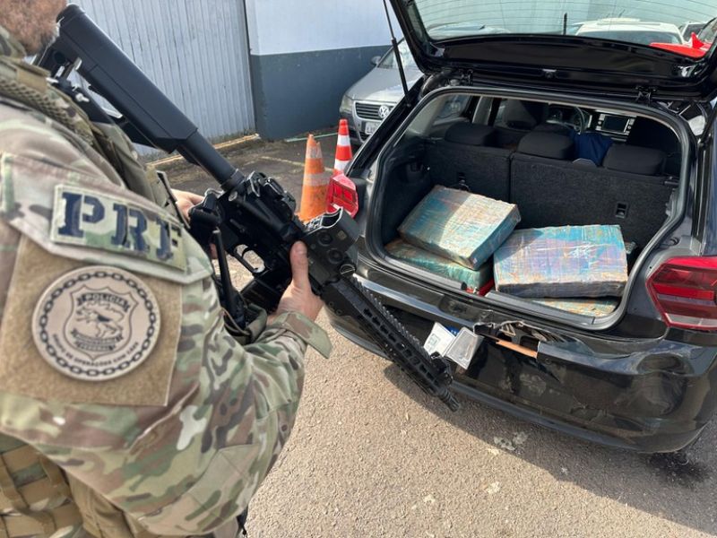 Após perseguição e acidente, PRF apreende carro clonado carregado de maconha no Paraná