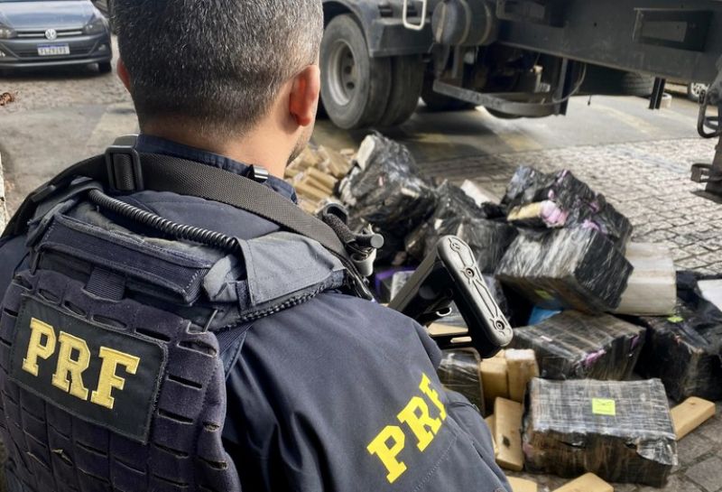 Com informações do Denarc-RS, PRF apreende mais de duas toneladas de maconha no Paraná