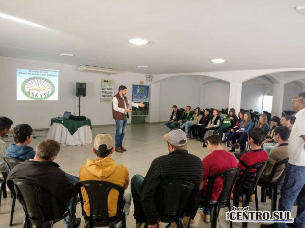 Jovens de localidades rurais participam de encontro em Irati