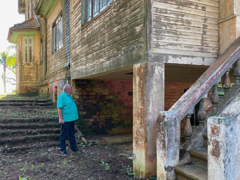 Prefeito de Fernandes Pinheiro visita o Casarão de Florestal e discute tratativas para restauração