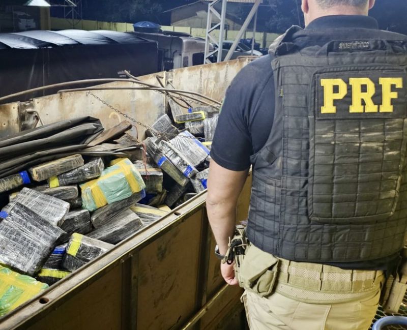 PRF apreende quase 9 toneladas de maconha em caminhão carregado com milho, na BR-163 em Guaíra (PR)