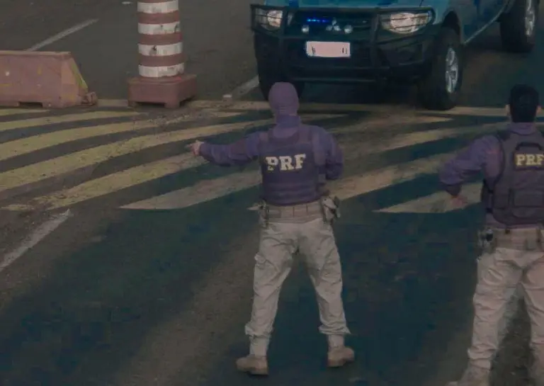Viatura falsa da Receita Federal é flagrada com mais de 150 quilos de cocaína pela PRF no Paraná