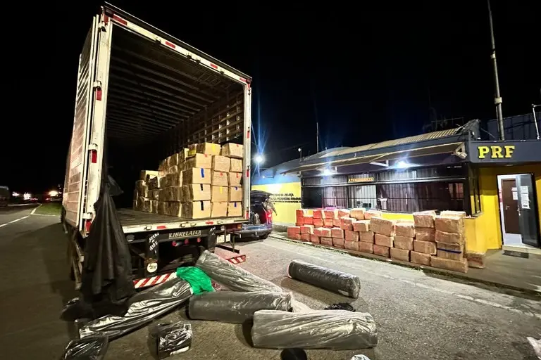 PRF apreende quase cinco toneladas e meia de maconha em Balsa Nova (PR)