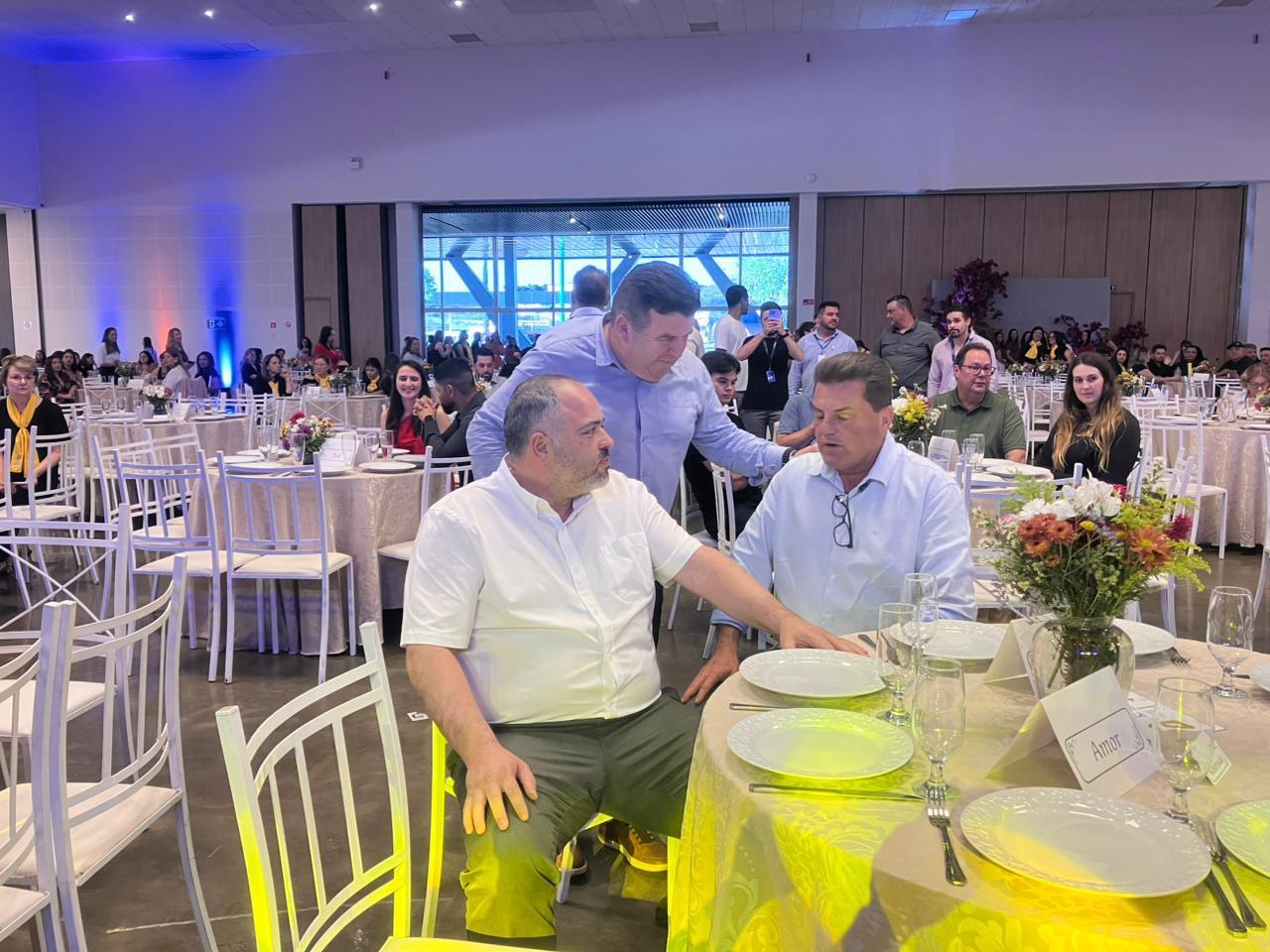 Deputado Artagão Júnior participa de homenagem aos professores da rede municipal de Guarapuava