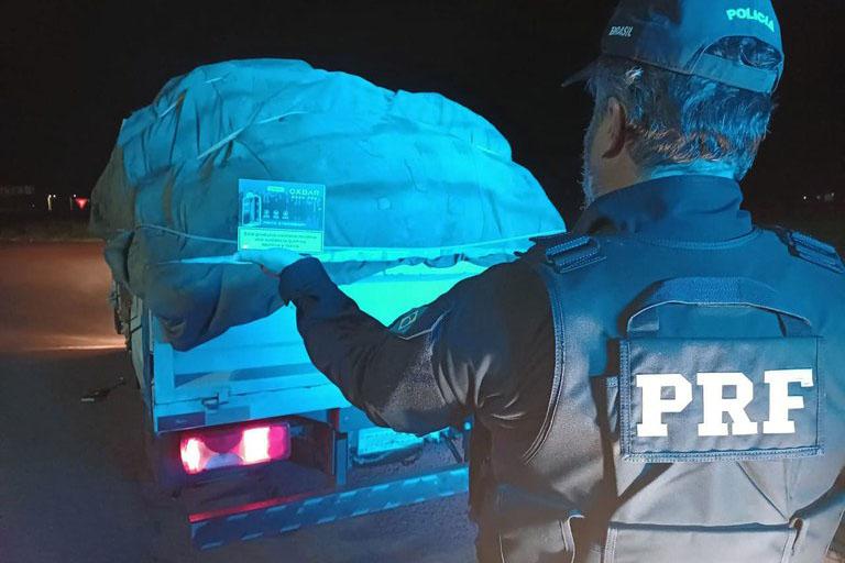 PRF apreende carga de cigarros em Juranda (PR)