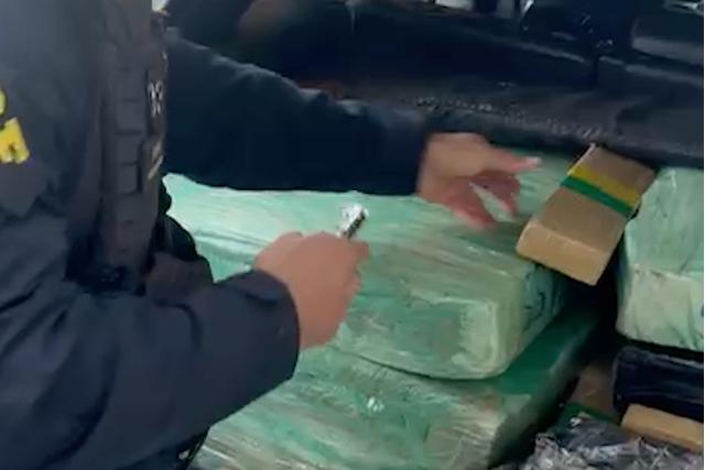 PRF apreende mais de 150 kg de maconha, fuzil e munições de fuzil no Paraná