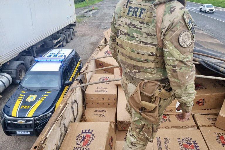 PRF apreende meio milhão de maços de cigarros e maconha em Balsa Nova (PR)