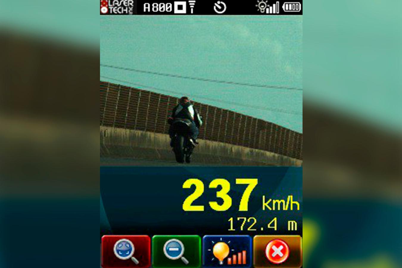 PRF flagra motociclista a 237 km/h no Paraná