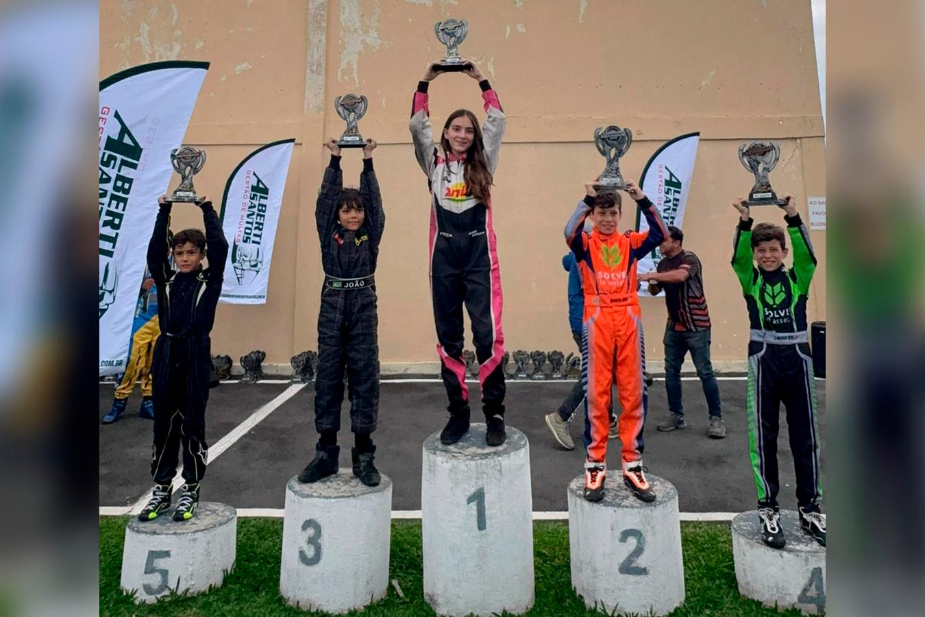 Angelina Schuck é destaque no kart e vence campeonato em São José dos Pinhais
