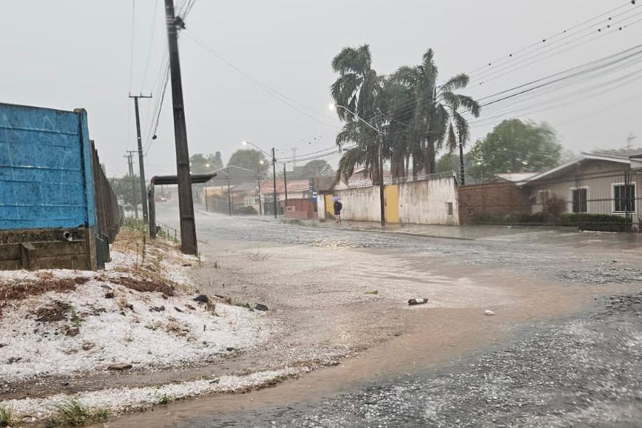 Após temporal com granizo, Estado envia lonas, telhas e kits dormitório para Ponta Grossa