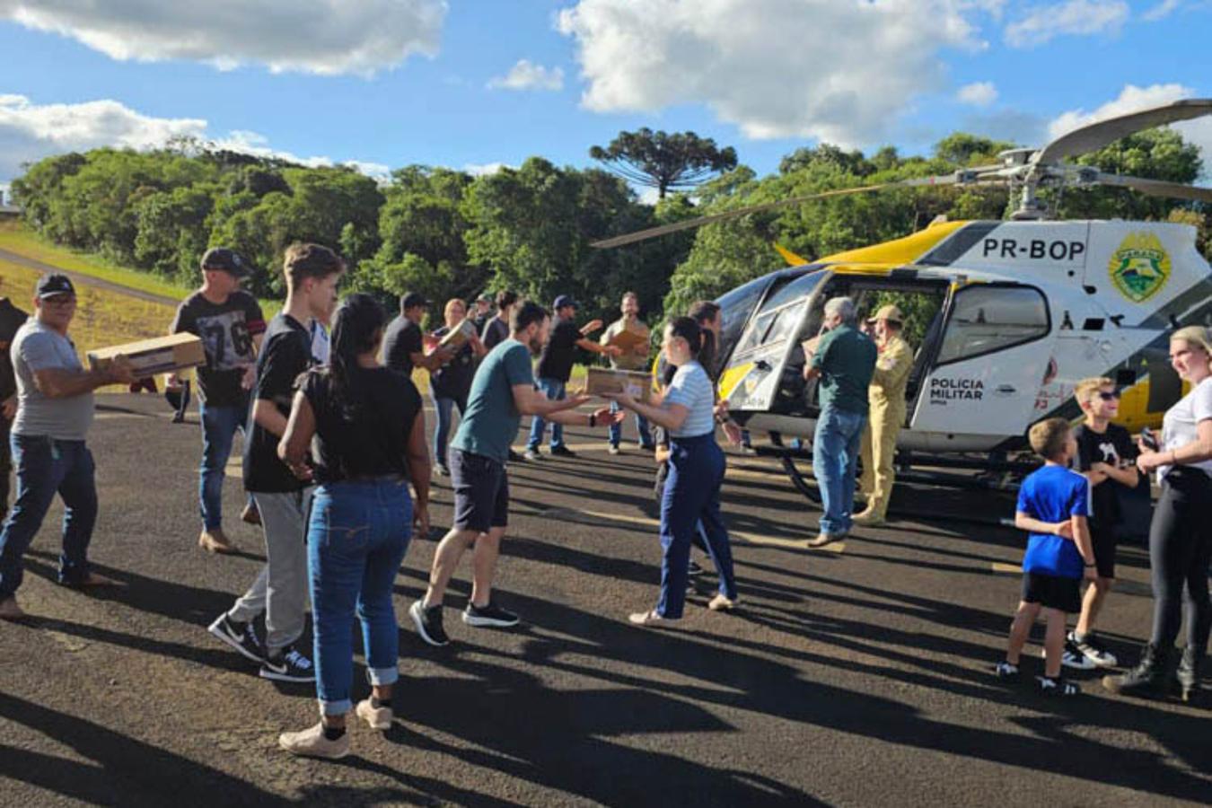 Com apoio aéreo, Estado leva milhares de insumos hospitalares para região de Rio Bonito do Iguaçu