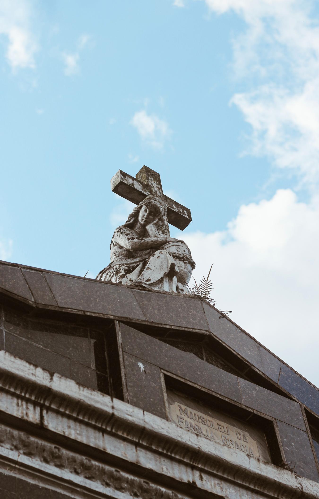 Entre o céu e a terra: como diferentes religiões entendem a morte e a continuidade da vida