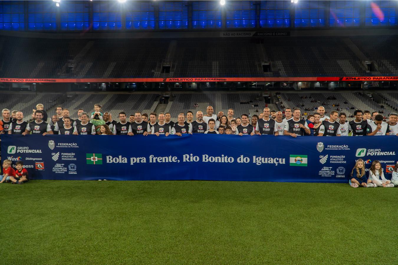 Ídolos do futebol paranaense se unem em campo para ajudar Rio Bonito do Iguaçu