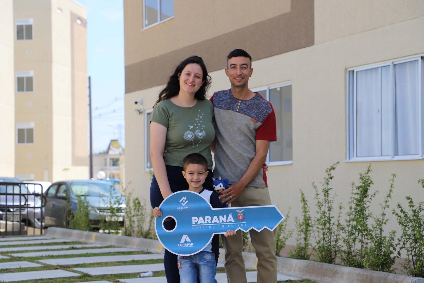 Mais 128 famílias de Araucária conquistam a casa própria com apoio do Estado