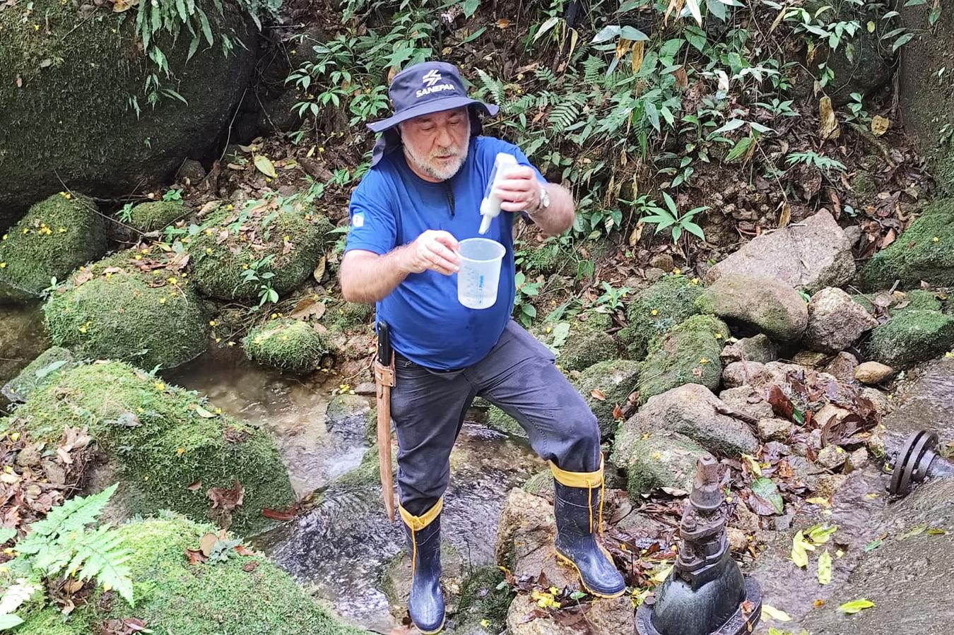 Monitoramento: projeto da Sanepar coleta amostras em minas e poços no Litoral