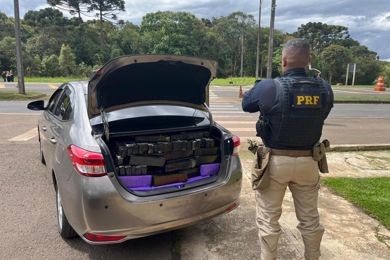 PRF apreende 360 quilos de maconha e recupera veículo com registro de furto, em Guarapuava (PR)