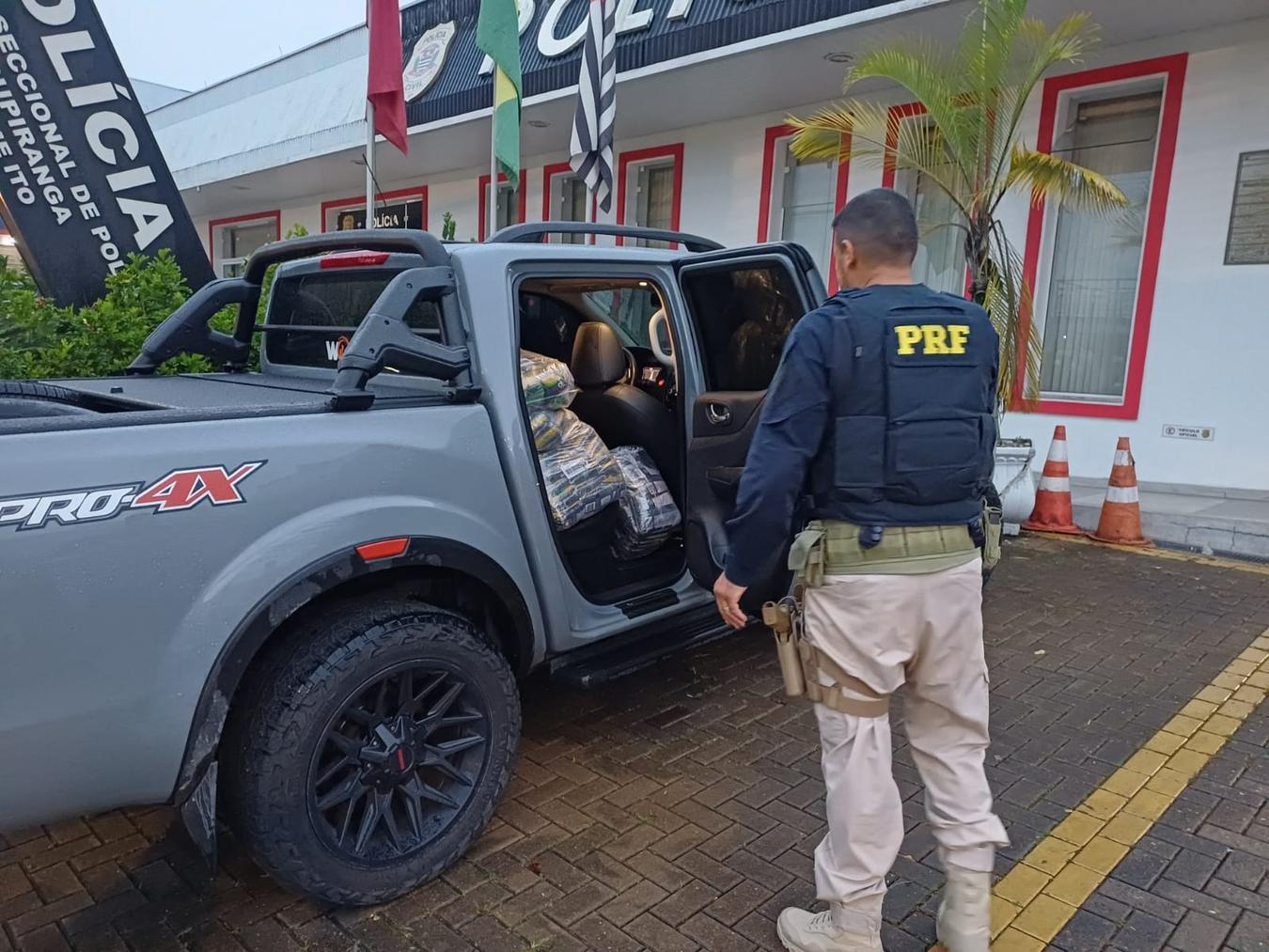 PRF prende 3 homens em SP por furto de carga de feijão em acidente no PR