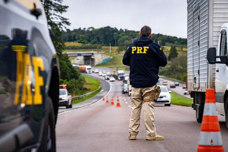 PRF prende casal que sequestrou motorista de aplicativo na BR-376 em Ponta Grossa (PR)