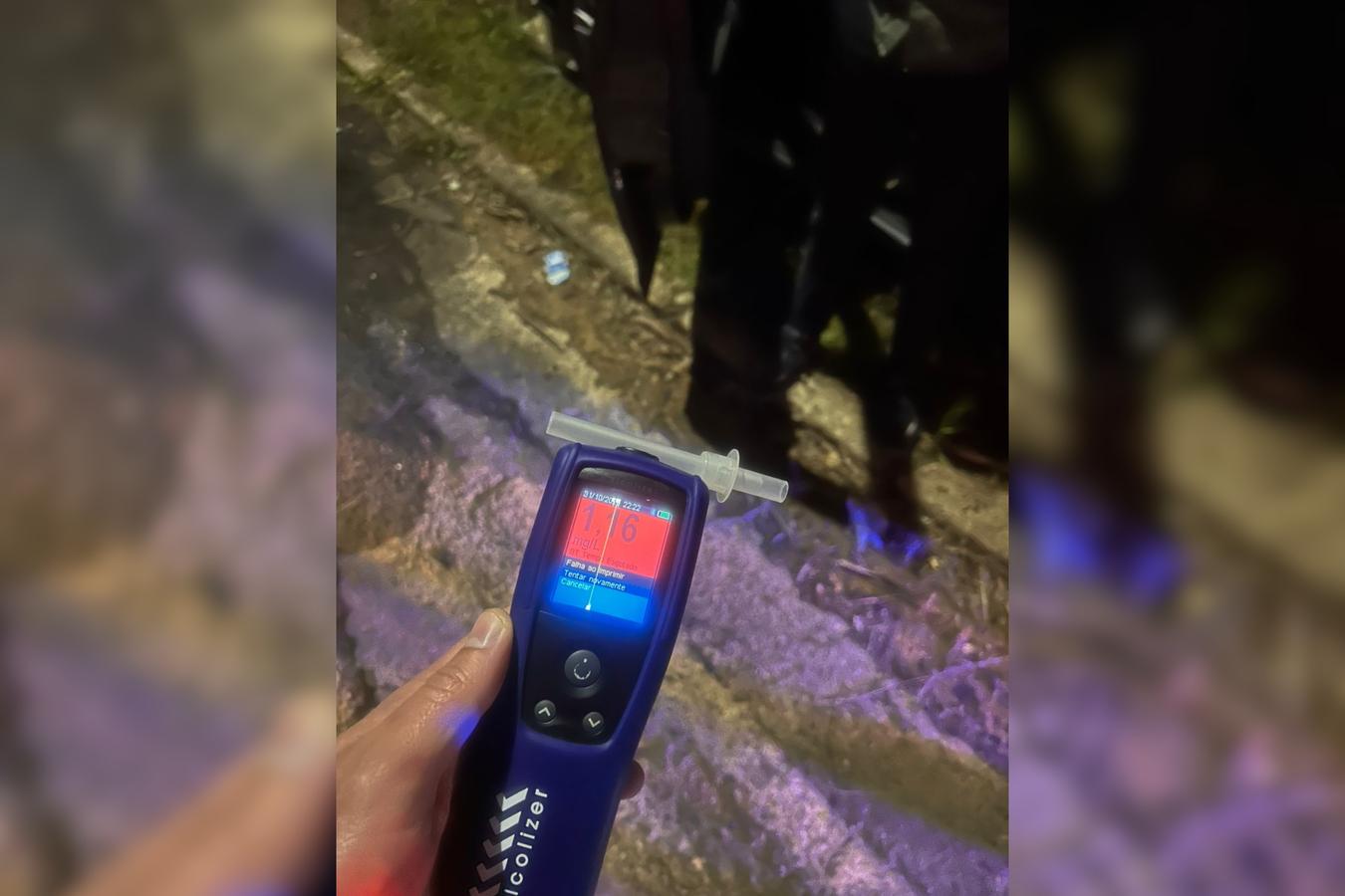 PRF prende motorista embriagado após colisão contra poste em Ponta Grossa (BR-376)