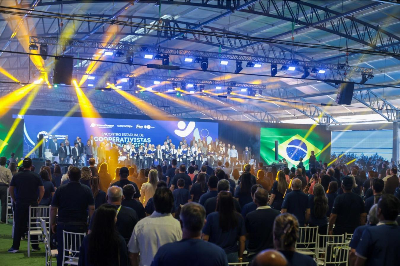 Ratinho Junior recebe Troféu Ocepar por contribuição ao cooperativismo paranaense
