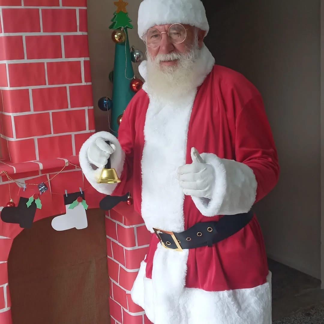 A missão dos Papais Noéis: eles transformam uma simples fantasia em generosidade e esperança