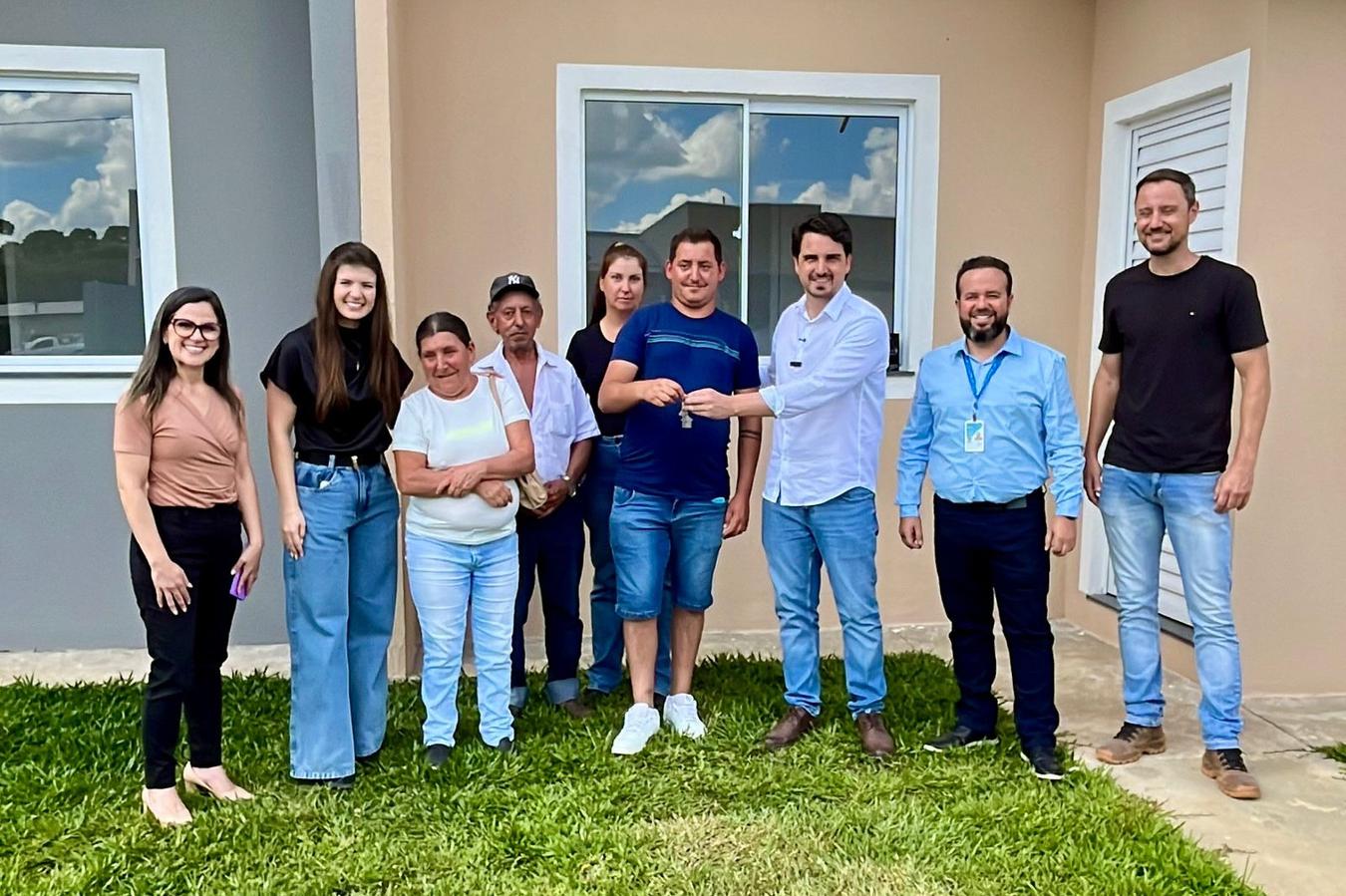 Com recursos estaduais, 16 famílias de Irati conquistam a casa própria