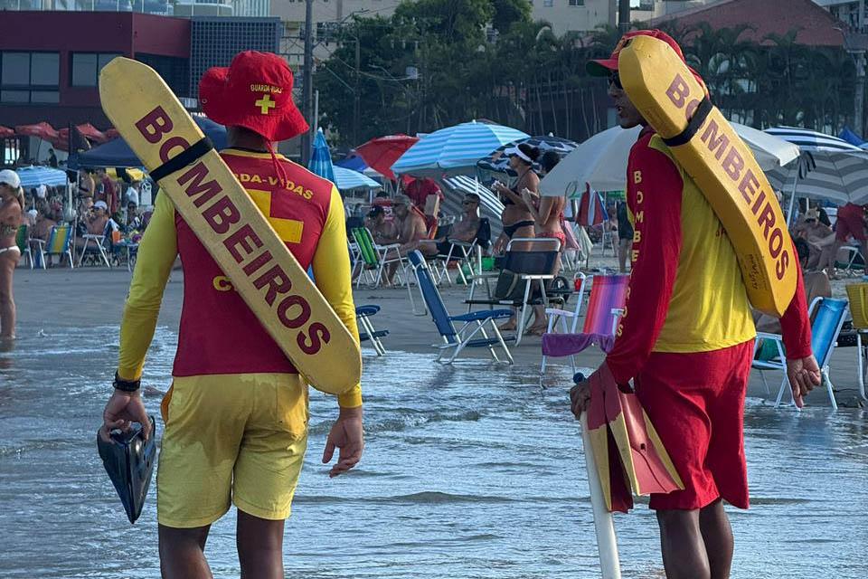 Corpo de Bombeiros reforça efetivo no Litoral e alerta para cuidados contra afogamentos