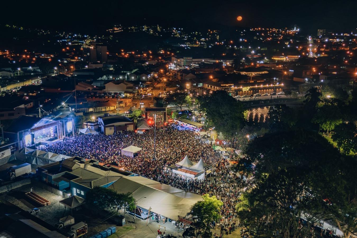 Festa do Pêssego de Irati atrai grande público com shows, caminhada e anúncio de obras