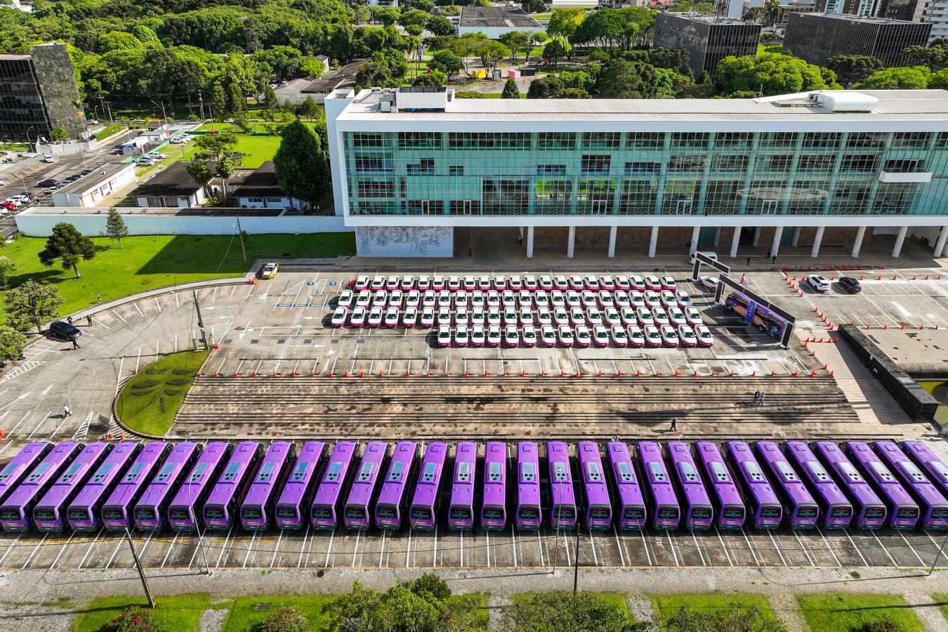 Para reforçar cuidado às mulheres e aos idosos, Governo do Estado entrega 40 ônibus e 82 carros