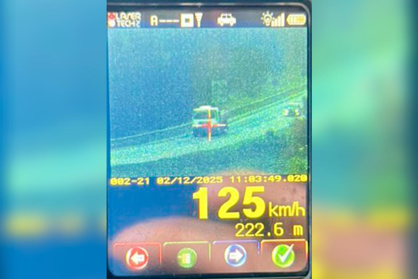 PRF flagra caminhão a 125 km/h e com placa "escondida" na BR-116 no Paraná