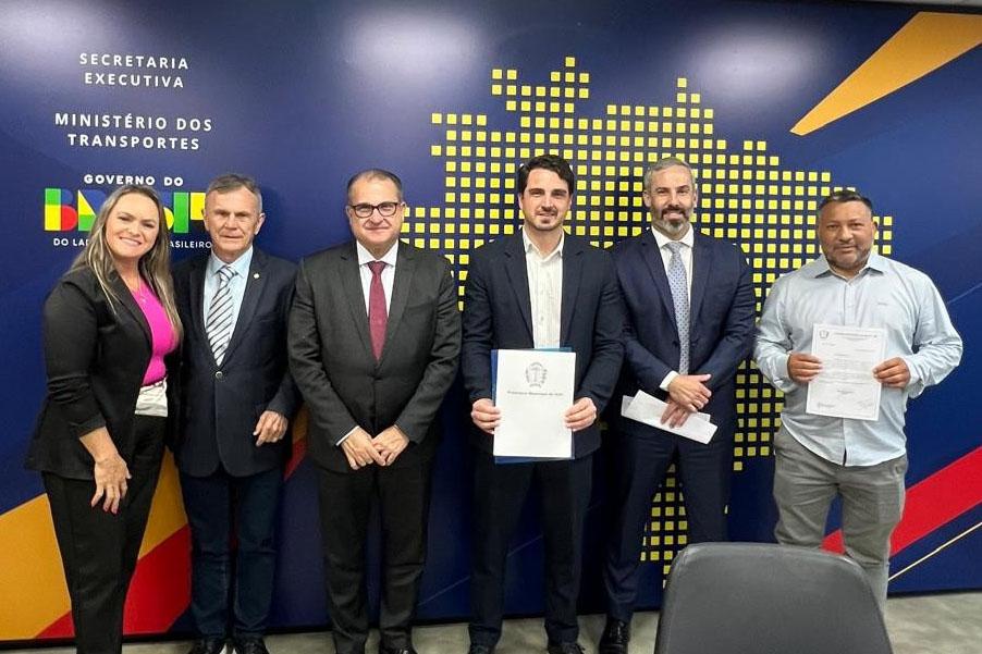 Vereadores e Prefeito de Irati entregam EVTEA do Contorno da BR-153 em Brasília