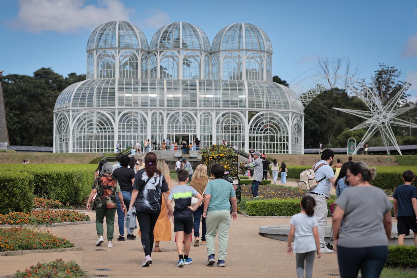 Antes de frente fria, fim de semana será de calor e chuvas isoladas no Paraná
