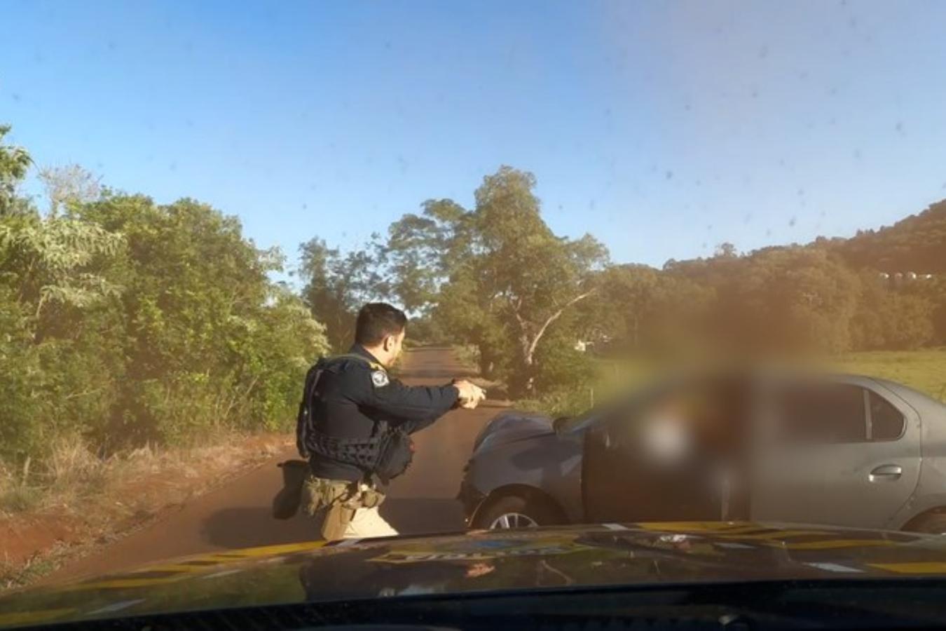 Após tentativa de fuga, PRF prende casal com drogas na região de fronteira no Paraná