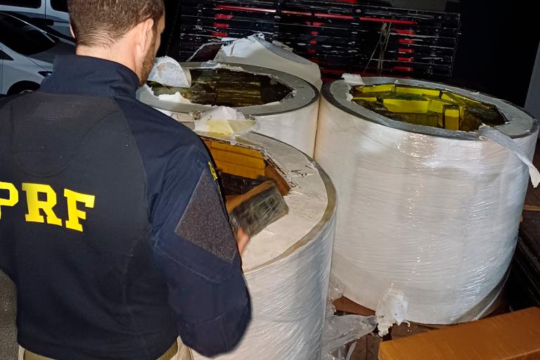 PRF apreende mais de 3,3 toneladas de maconha em Floresta (PR)