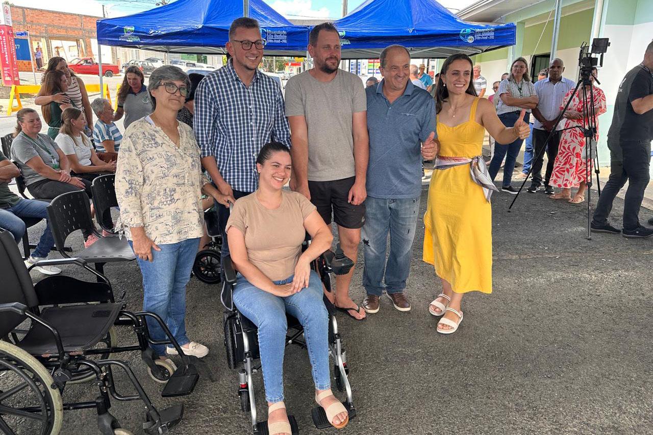 Cadeiras de rodas motorizadas estão sendo entregues para a população de Rio Azul