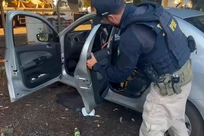 PRF apreende quase 130 kg de drogas em carro com crianças em Londrina (PR)