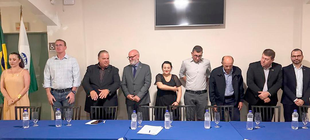Airton Trento e diretores do Sindilojas de Irati tomam posse para a gestão 2026/2030
