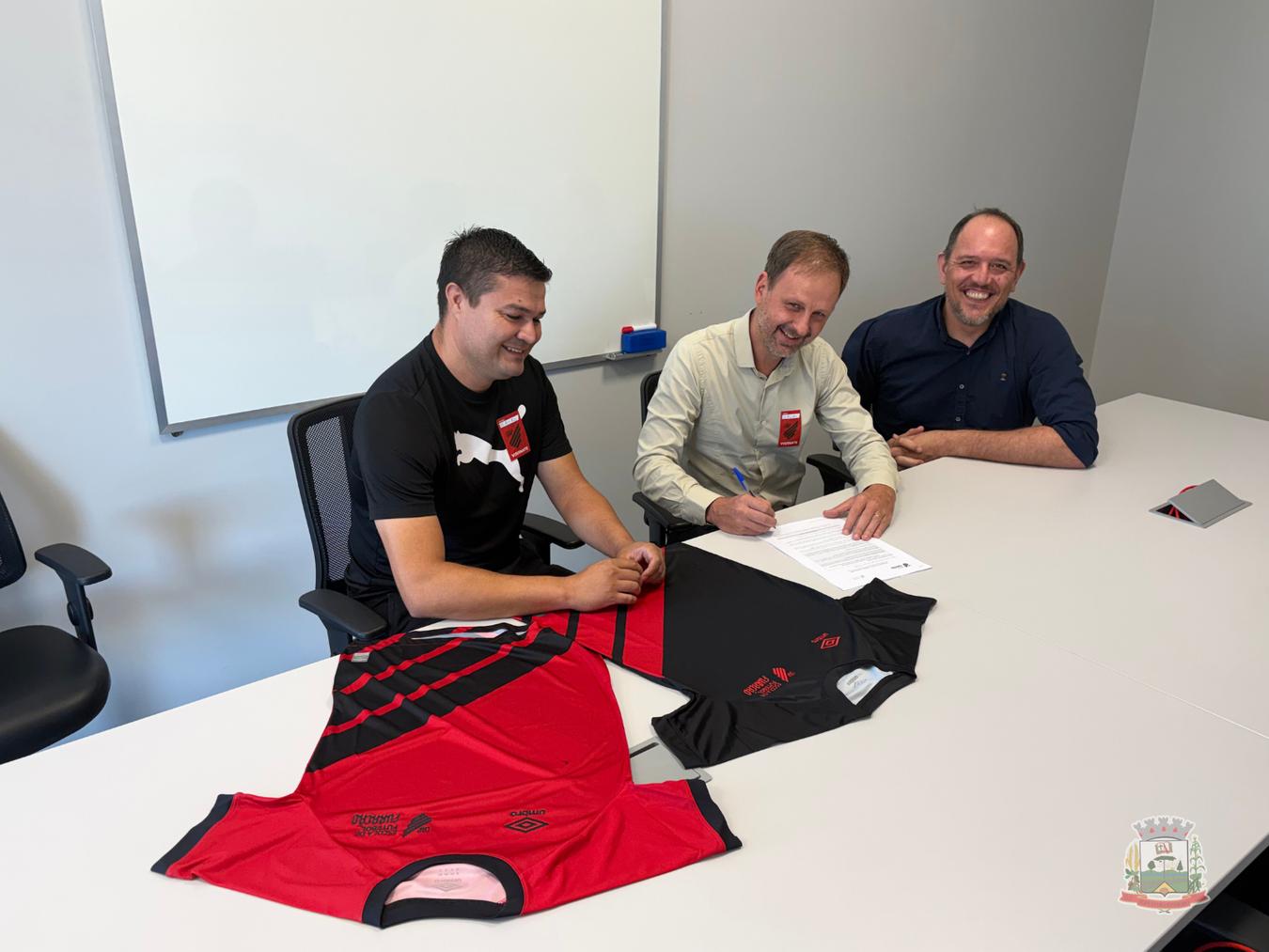 Fernandes Pinheiro conquista renovação "Custo Zero" com o Athletico e garante mais de R$ 30 mil em materiais esportivos