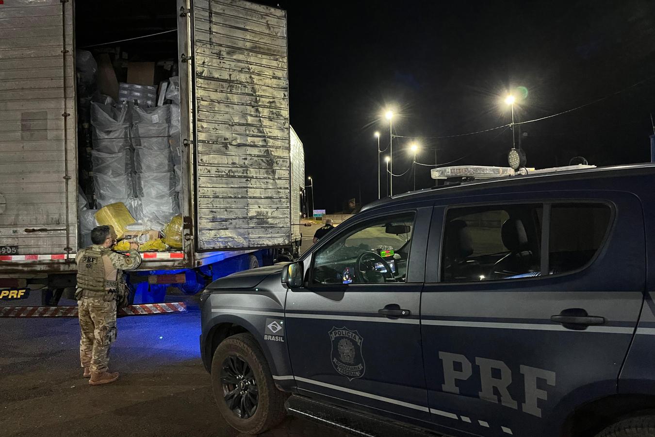 PRF apreende mais de 80 kg de droga com auxílio de cães farejadores em Santa Tereza do Oeste (PR)