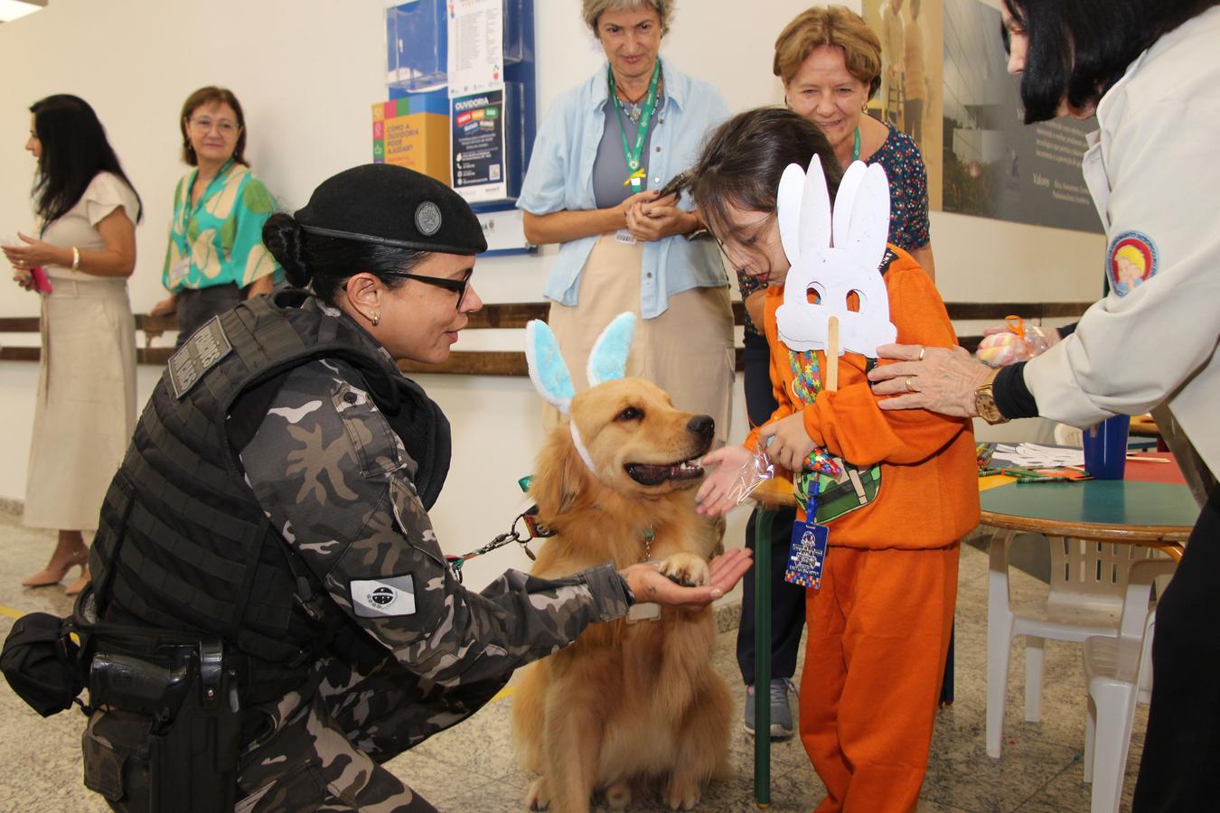 Hospital de Reabilitação inicia projeto de terapia de pacientes com cães da Polícia Militar do Paraná