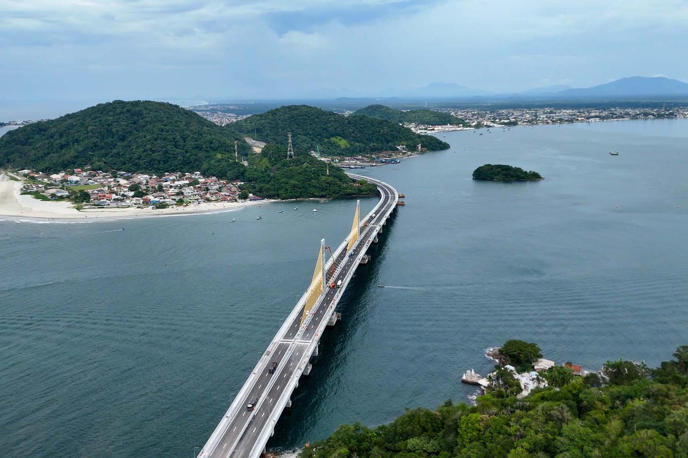 Ponte de Guaratuba tem mais de 1.240 metros de extensão e será inaugurada no dia 1º de maio