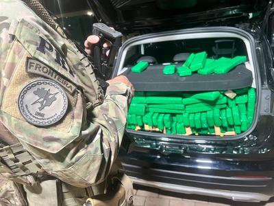 PRF apreende adolescentes com mais de meia tonelada de drogas em Santa Tereza do Oeste (PR) 1 PRF apreende adolescentes com mais de meia tonelada de drogas em Santa Tereza do Oeste (PR)