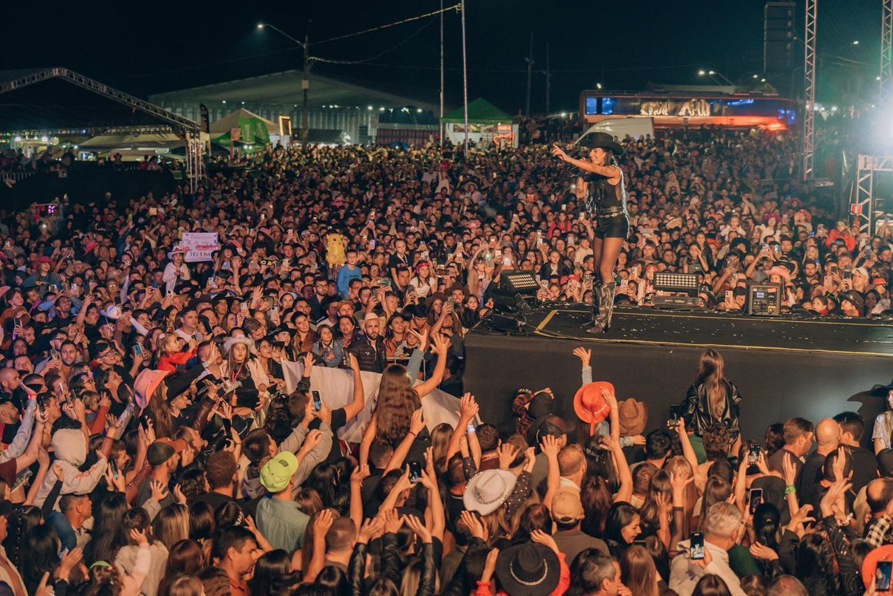 Show de Ana Castela reúne cerca de 50 mil pessoas na Expo Irati 2026