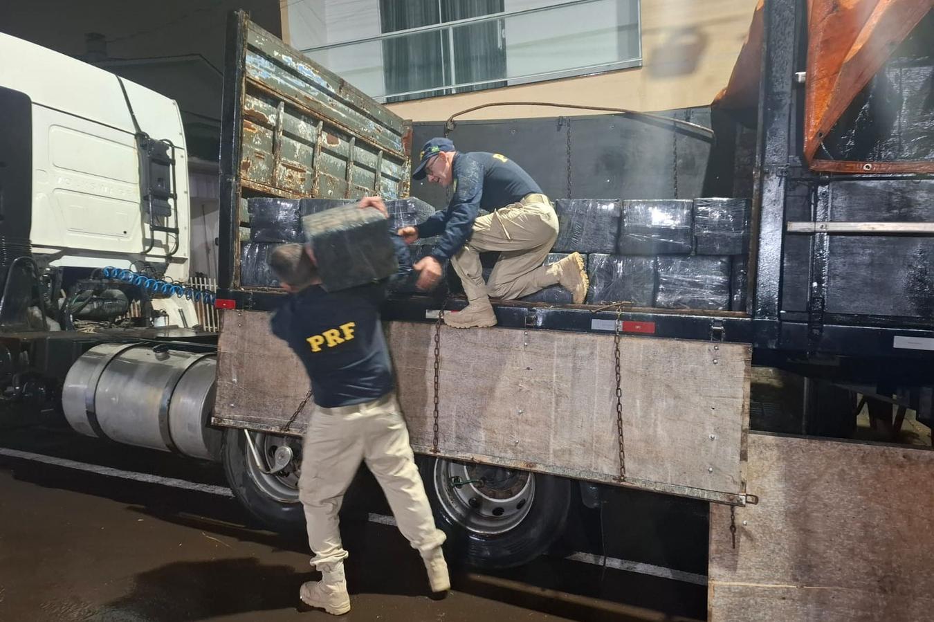 Durante o final de semana, PRF apreende drogas, cigarros contrabandeados e cigarros eletrônicos no Paraná