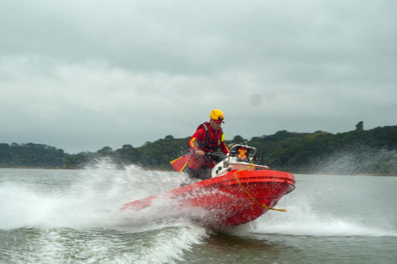 Inéditas no Brasil: Bombeiros passam a ter motoaquáticas de resgate em cenários extremos