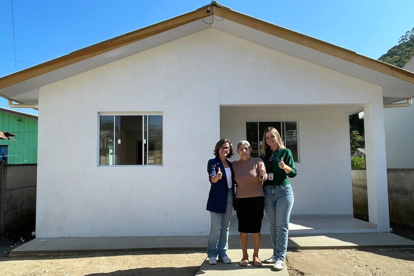 Parceria entre Prefeitura, Conselho da Comunidade e DEPEN garante casa nova à moradora de Irati