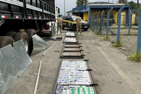 PRF apreende emagracedores e anabolizantes escondidos em carreta no Paraná