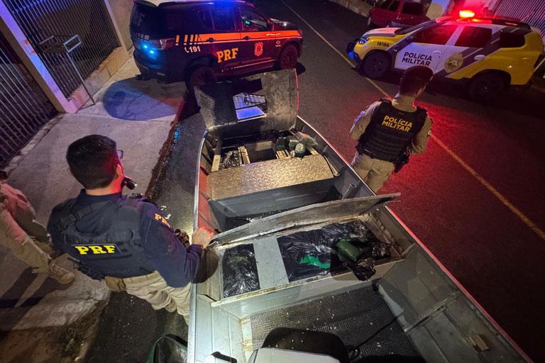 PRF e Polícia Militar do Paraná apreendem barco recheado com 284 kg de maconha em Joaquim Távora